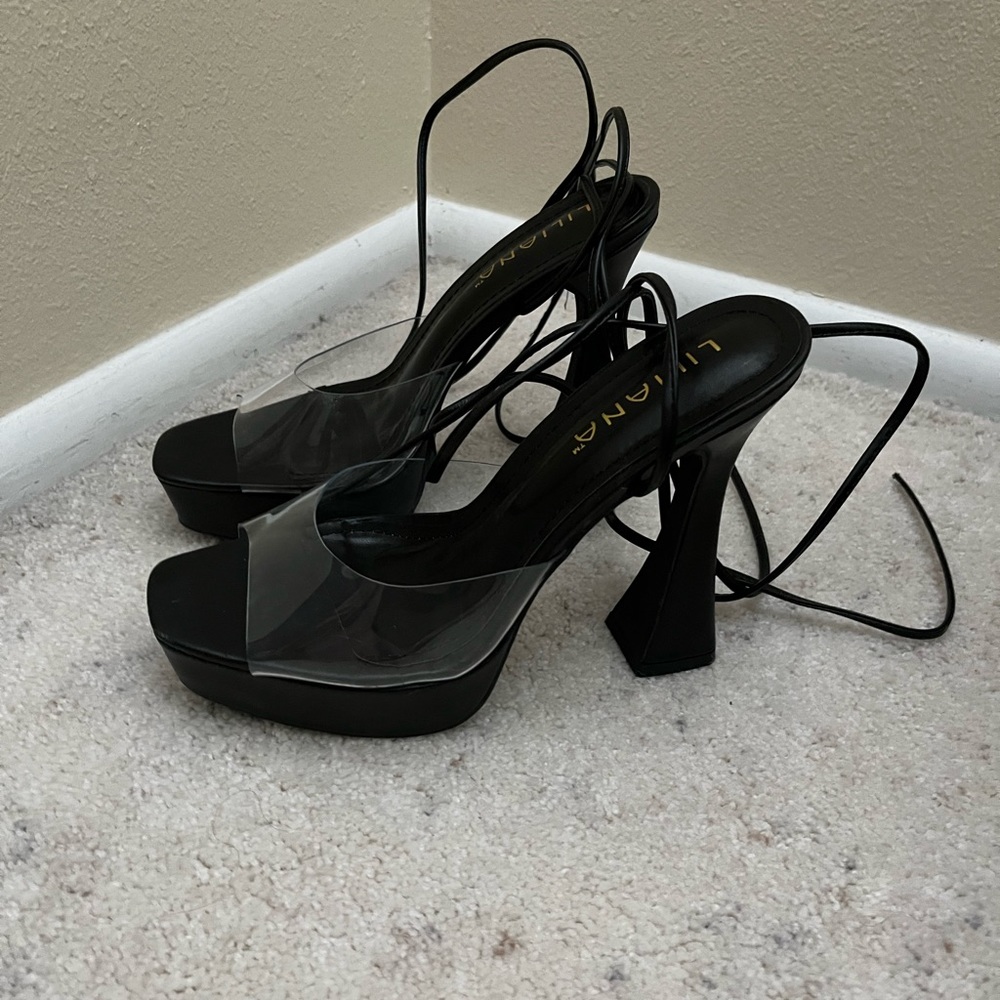 Black pumps